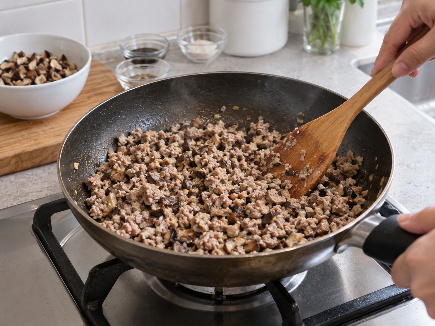 越式豬肉冬菇蒸粉卷 — 加入菇和調味