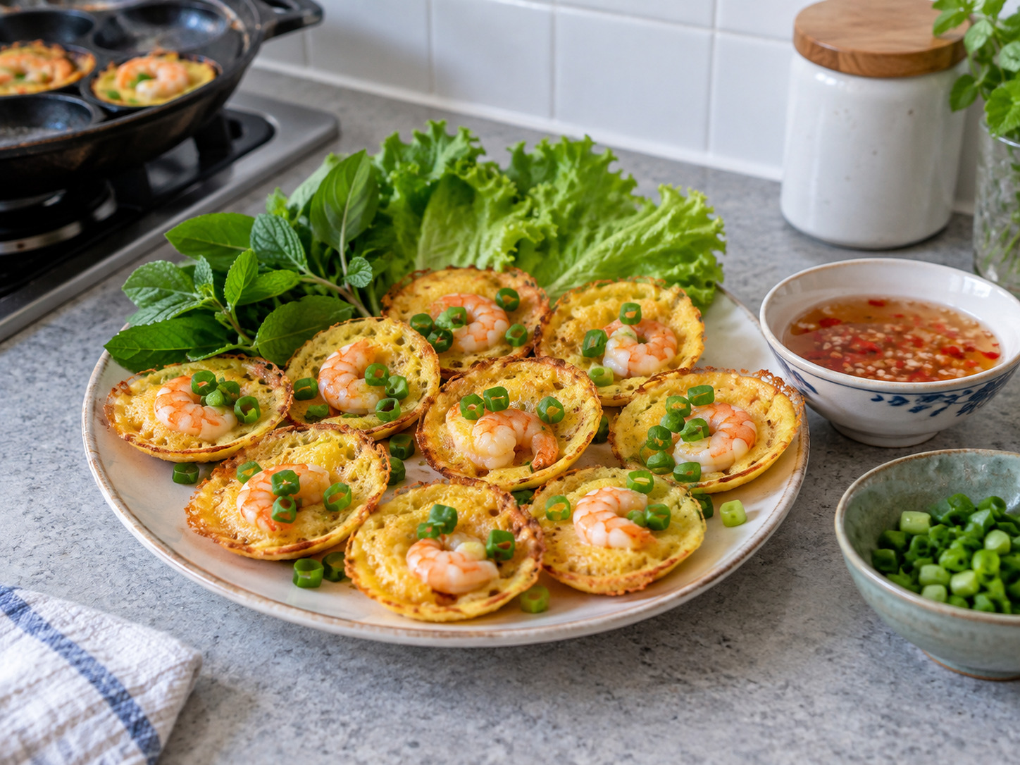 越南迷你香脆煎餅 — 撒青葱，配蘸汁趁熱食用