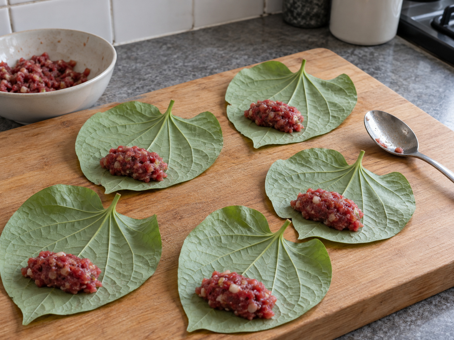 越式蒟葉包牛肉 — 5. 每片野蒟葉較淺色、無光澤的一面放少量牛肉餡，讓深綠色一面留在外面。