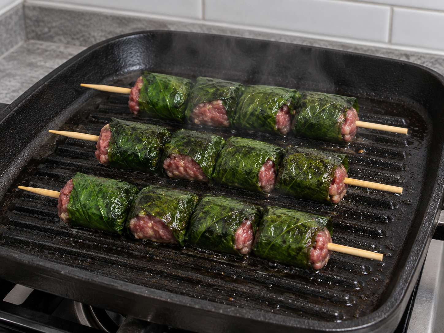 越式蒟葉包牛肉 — 9. 葉卷單層排在烤盤上，煎烤約4分鐘。