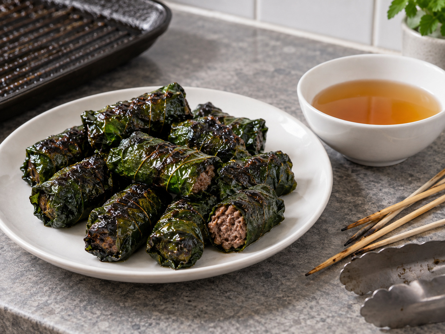 越式蒟葉包牛肉 — 12. 熟肉卷從竹籤取下，趁熱蘸汁享用。