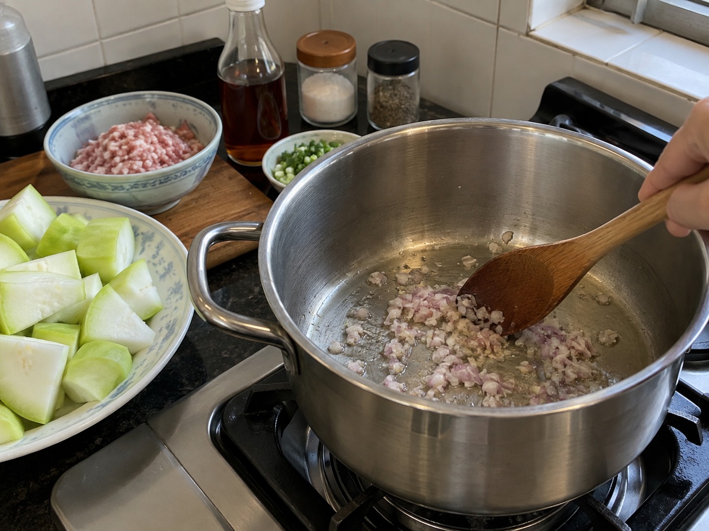 越式蒲瓜肉碎清湯 — 炒香乾蔥