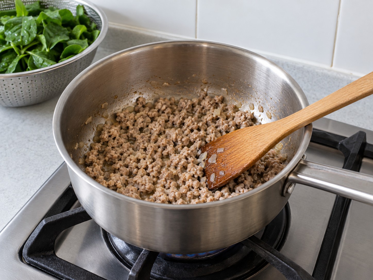 越式甜葉菜肉碎湯 — 7. 加入豬肉,用鑊鏟炒散成小粒,煮至沒有粉紅色。