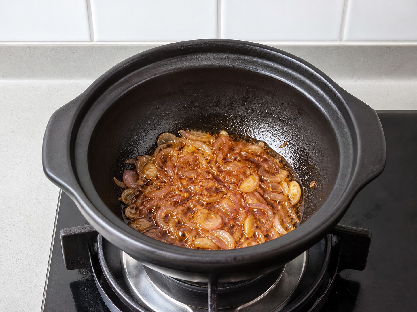 Ikan Karamel Claypot Vietnam — Lunakkan bawang