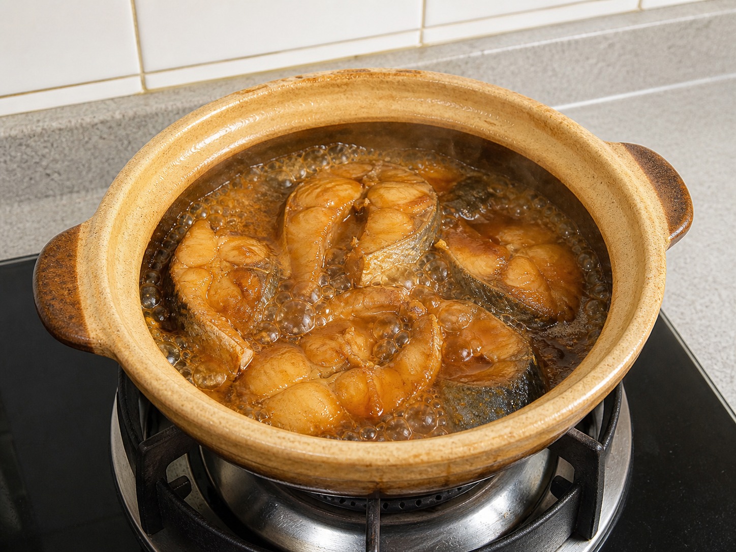 Ikan Karamel Claypot Vietnam — Brais ikan