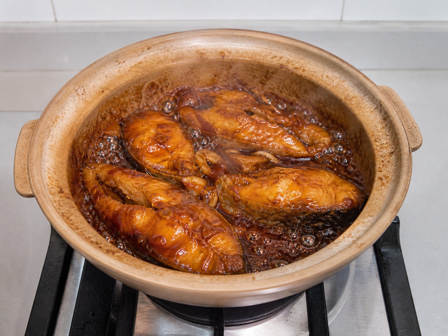 Ikan Karamel Claypot Vietnam — Susutkan saus