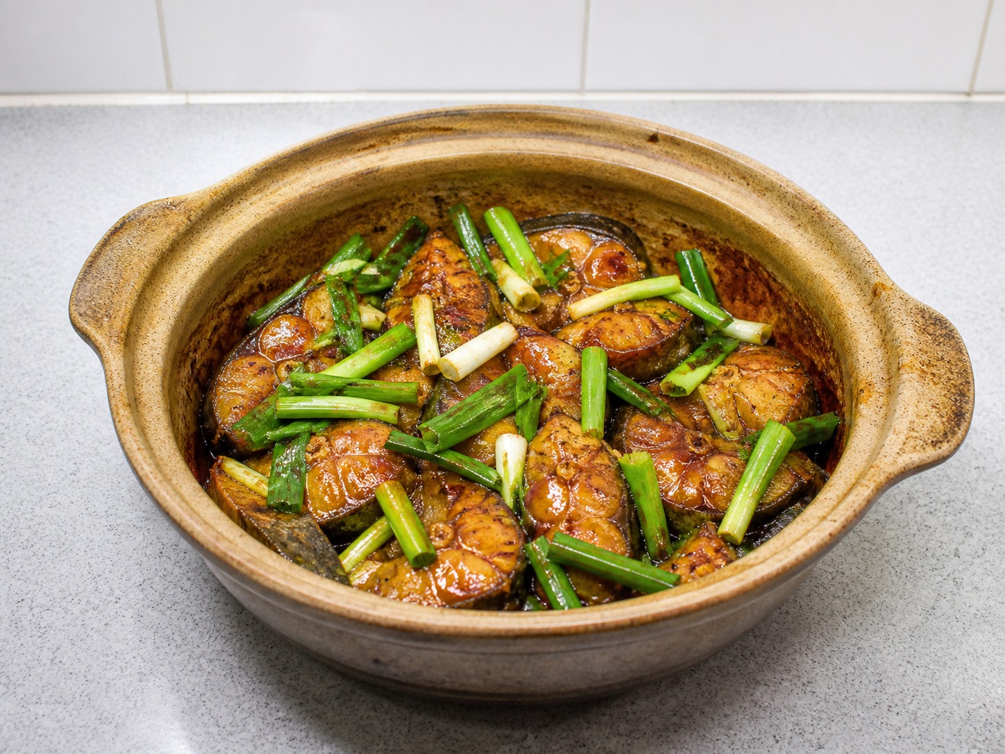 Ikan Karamel Claypot Vietnam — Hias dan sajikan