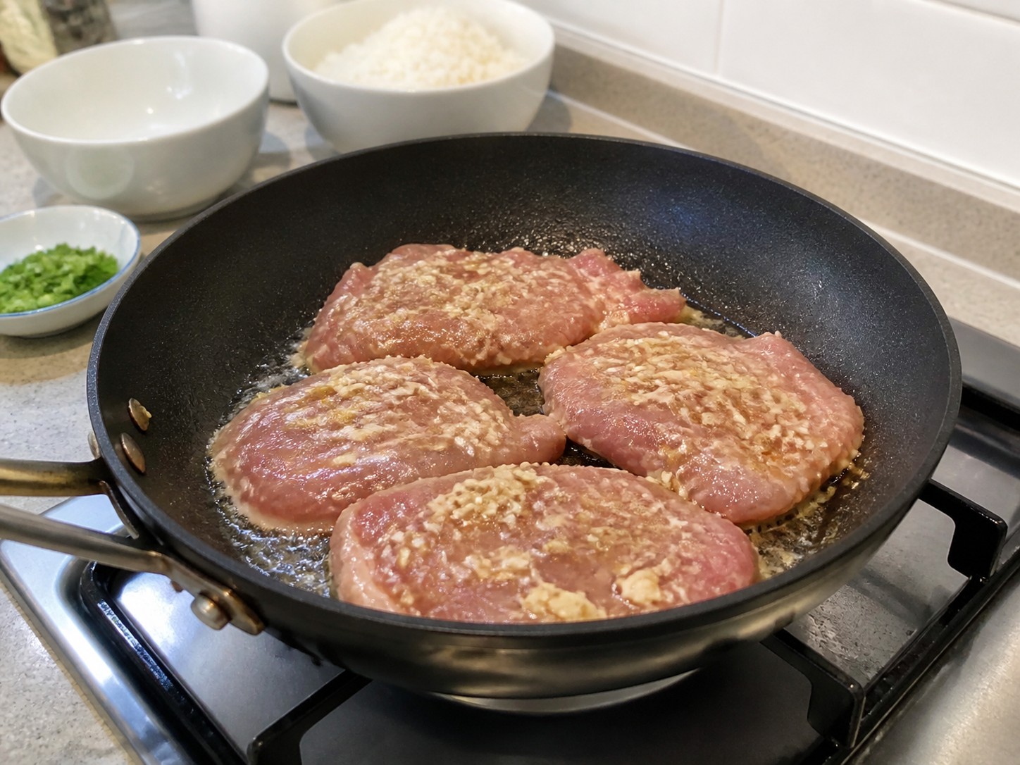 越式香茅豬扒飯:煎第一面