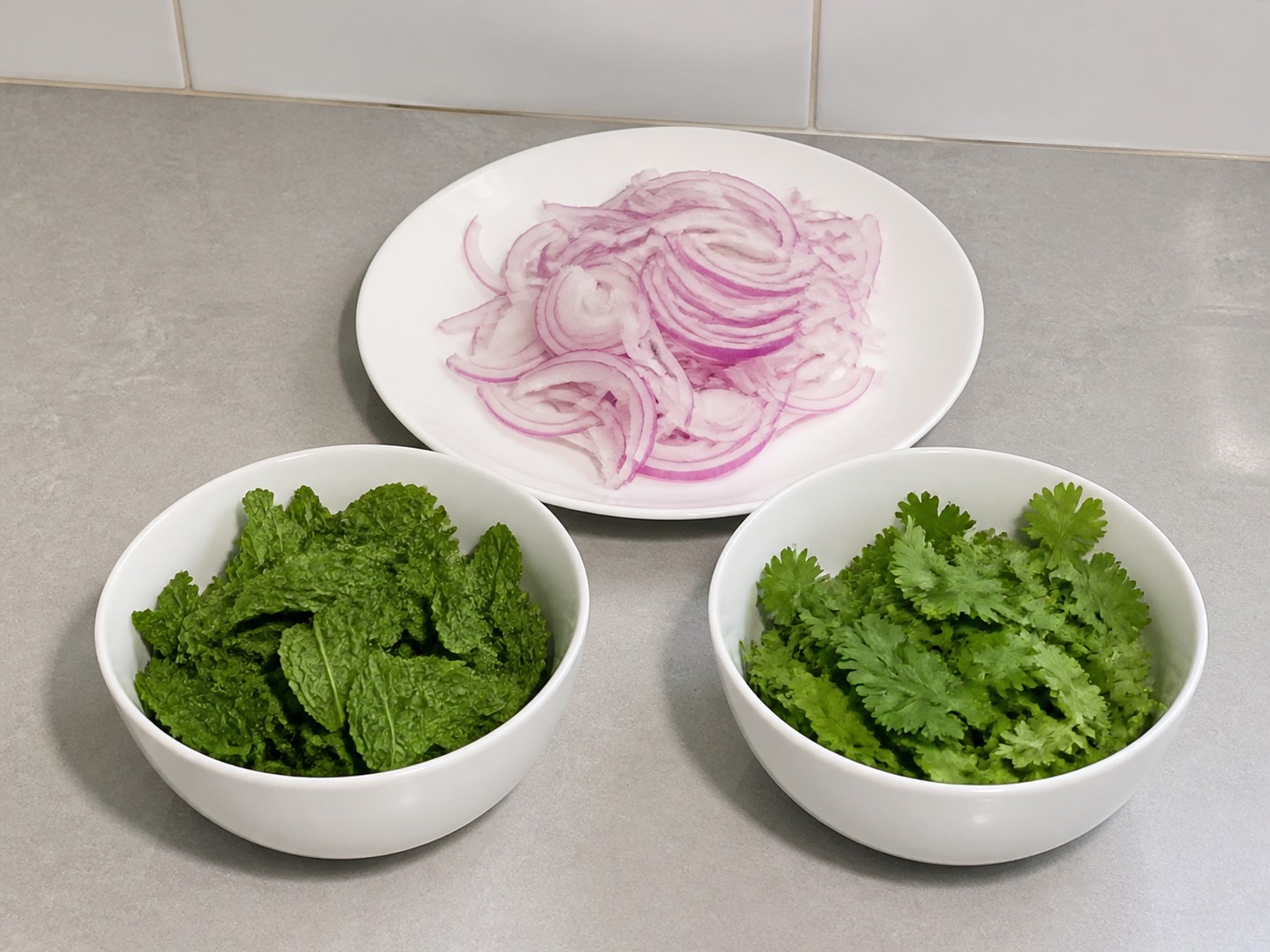 Salad Ayam Suwir dan Kol Vietnam — Iris bawang dan herba