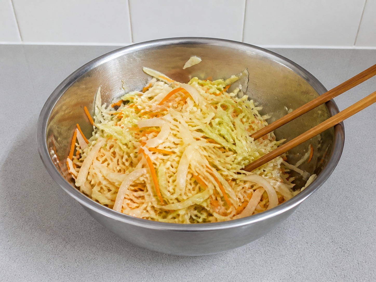 Salad Ayam Suwir dan Kol Vietnam — Aduk sayuran
