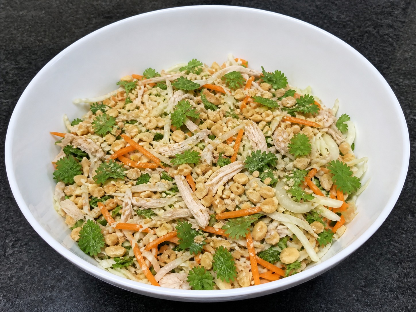 Salad Ayam Suwir dan Kol Vietnam — Tambah herba dan kacang