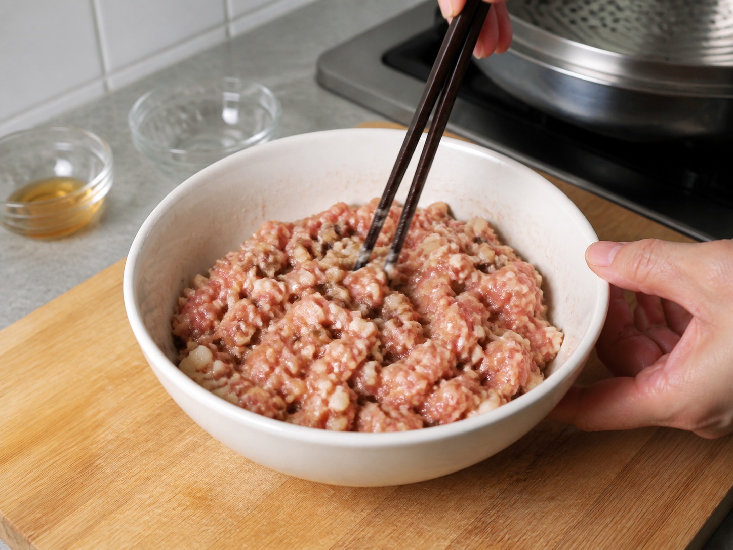 馬蹄冬菇蒸肉餅: 拌勻醃製