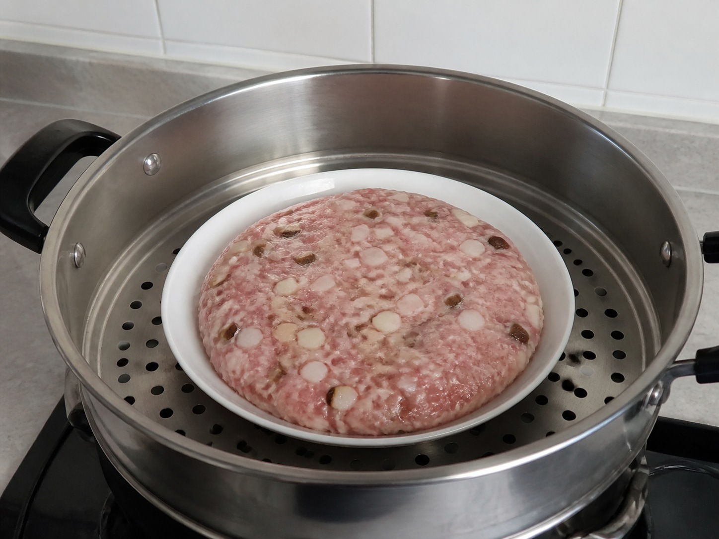馬蹄冬菇蒸肉餅: 放入蒸鍋