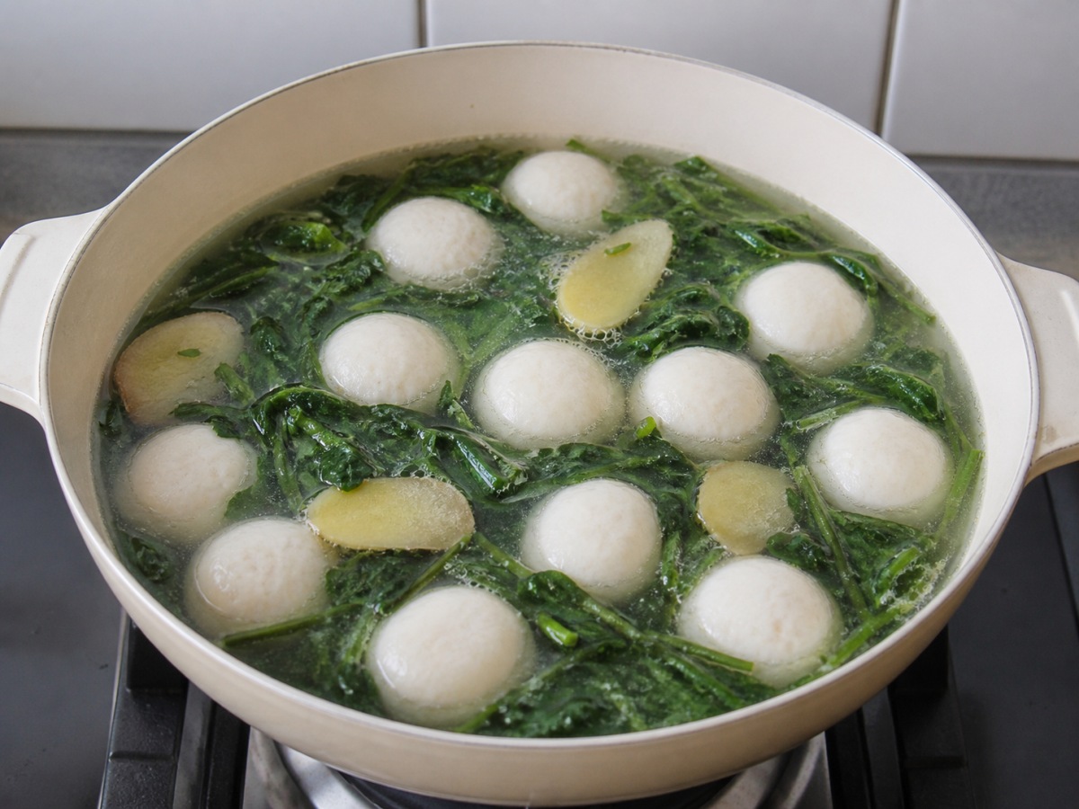 Sup Selada Air dan Bakso Ikan: Masak perlahan hingga berasa