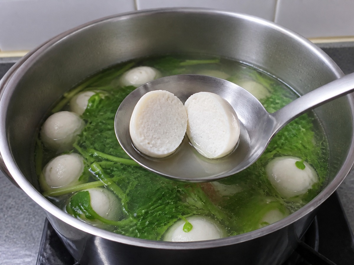 Sup Selada Air dan Bakso Ikan: Periksa kematangan