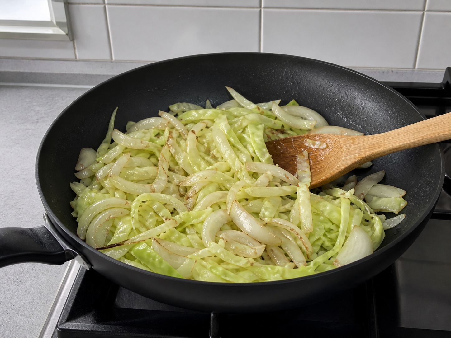 西式蘋果椰菜炒豬肉 — 炒軟洋蔥椰菜