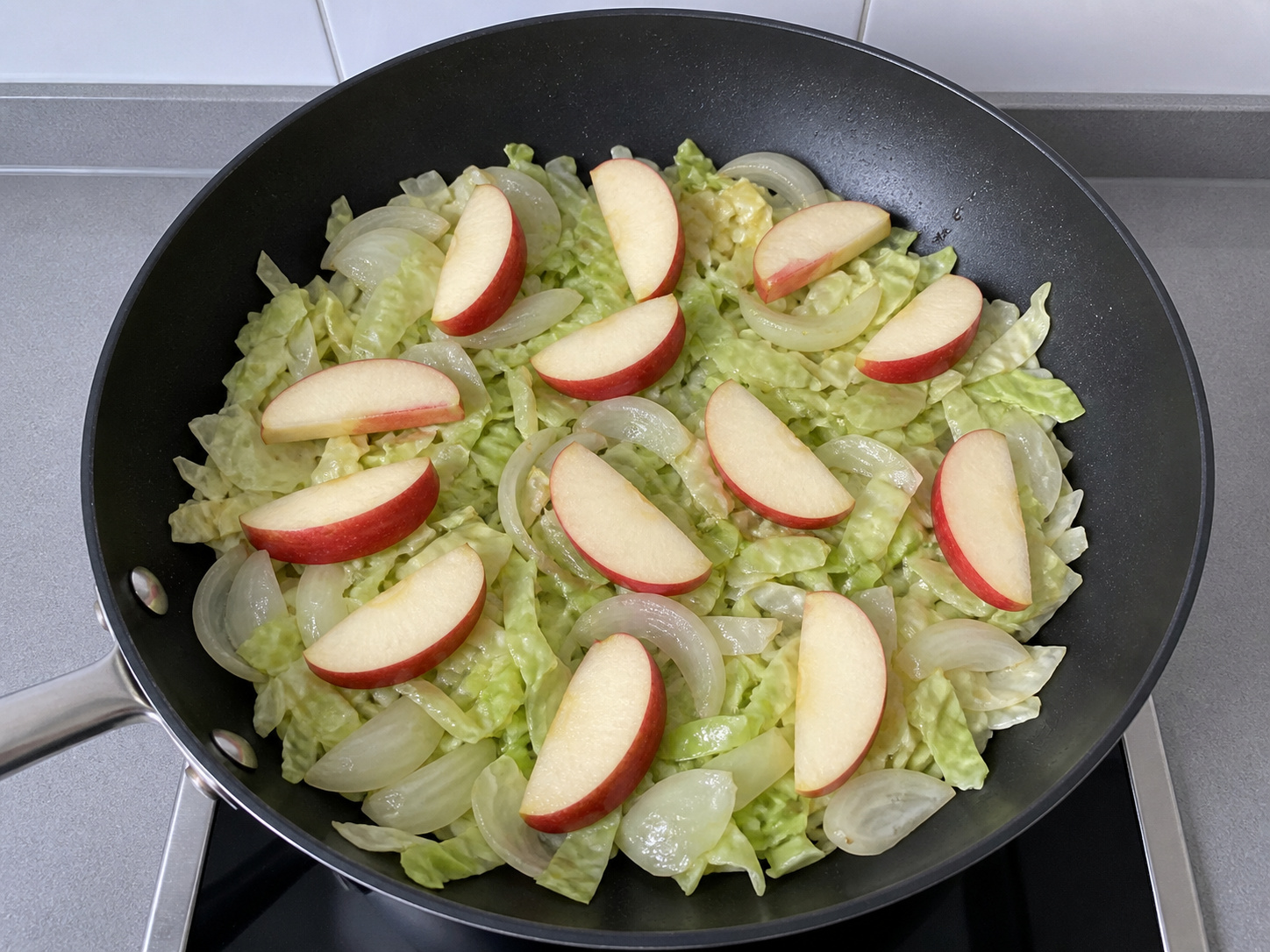 西式蘋果椰菜炒豬肉 — 加入蘋果