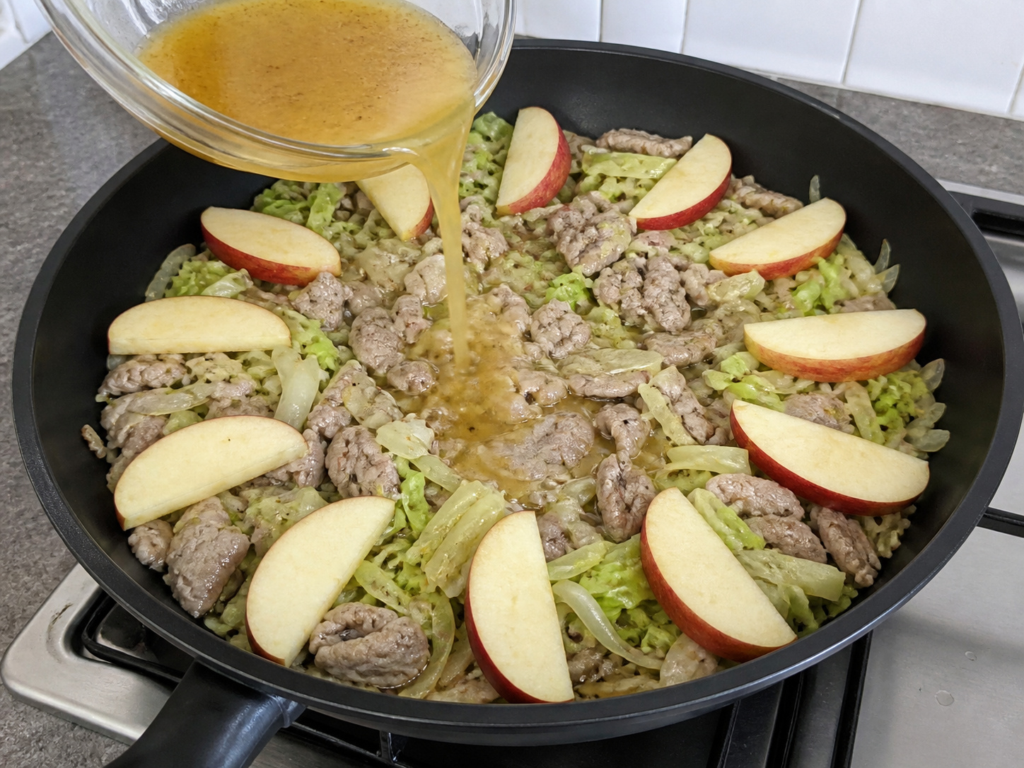 西式蘋果椰菜炒豬肉 — 回鑊加汁