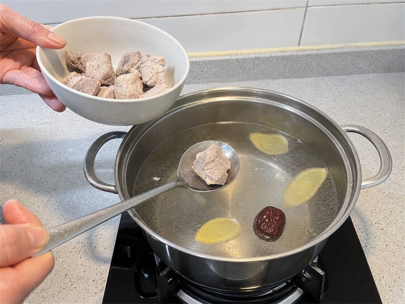 冬瓜瘦肉湯:加入瘦肉