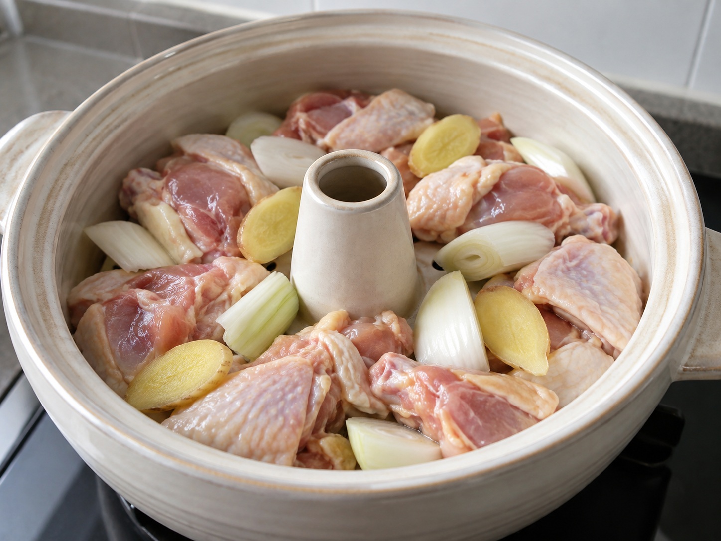 Ayam Kukus Panci Uap Yunnan — Isi panci uap