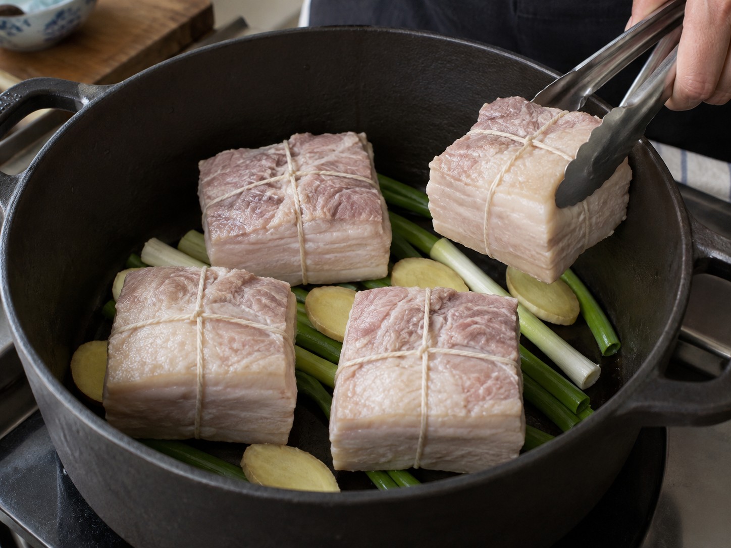 東坡肉 — 4. 豬肉皮朝下,放在蔥薑上。