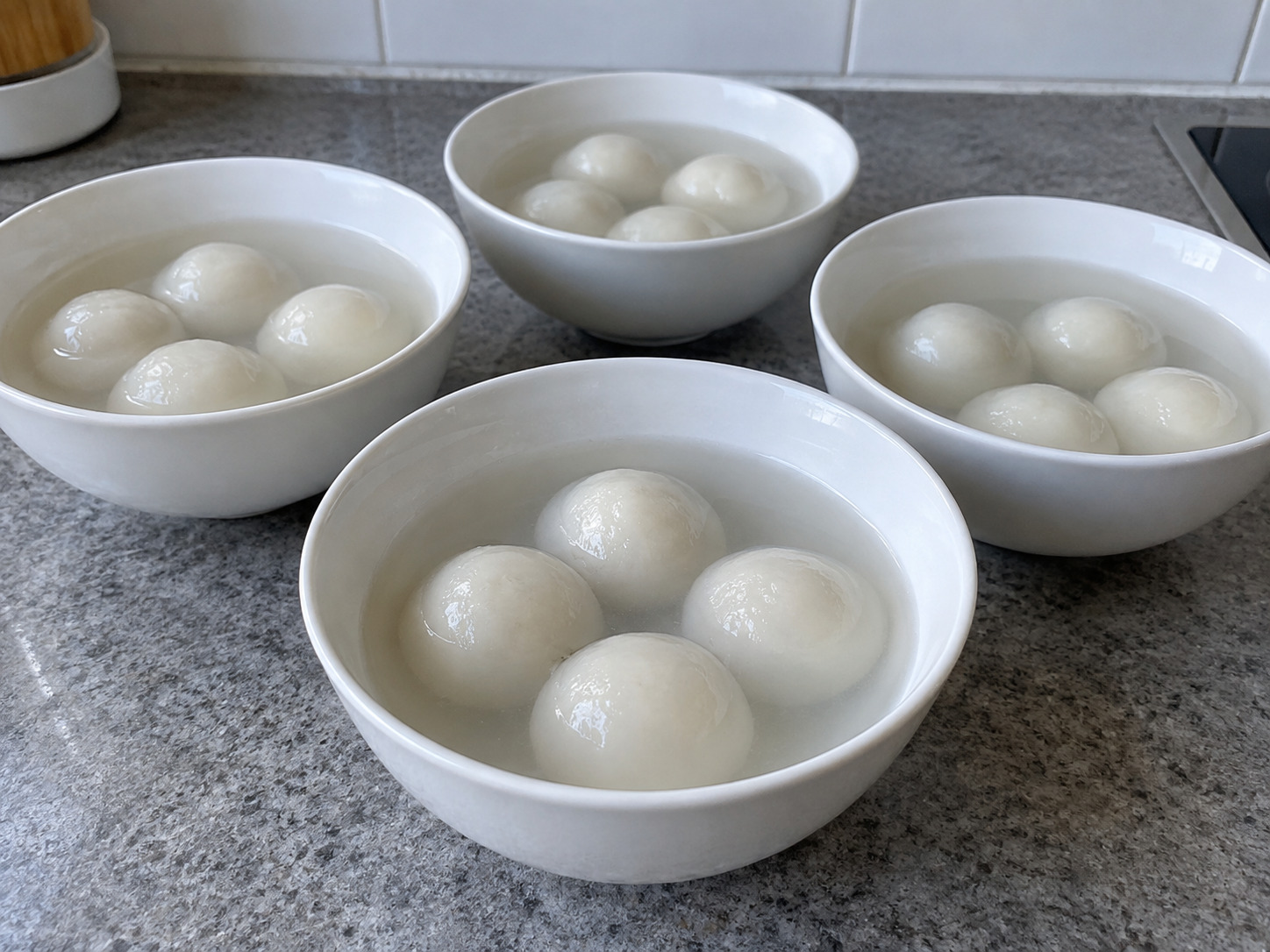 寧波黑芝麻豬油湯圓 — 連湯上碗